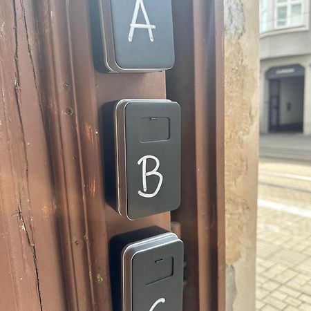 C Private Room In City Center In Братислава Экстерьер фото