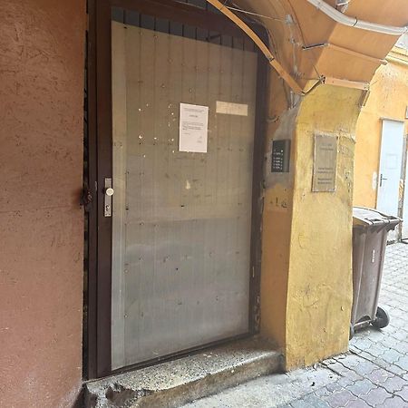 C Private Room In City Center In Братислава Экстерьер фото