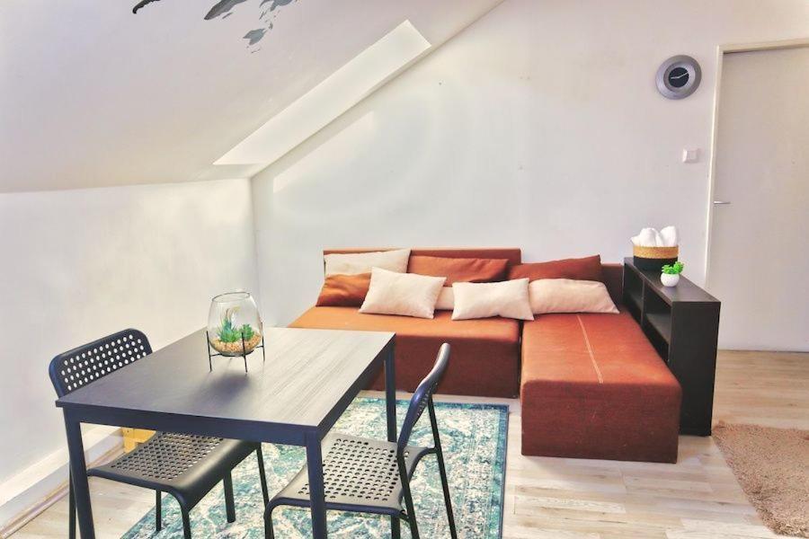 C Private Room In City Center In Братислава Экстерьер фото