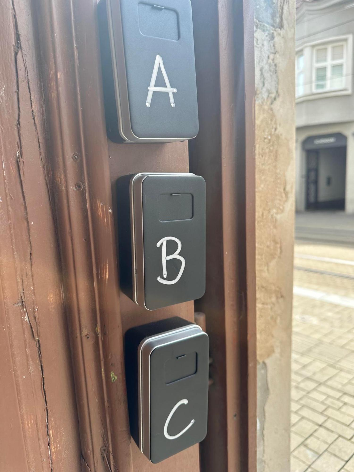 C Private Room In City Center In Братислава Экстерьер фото